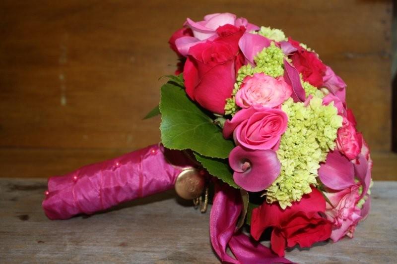 mini green hydrangea, pink Calla Lily, electra Spray Roses, roses