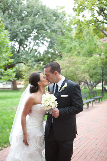 newseum, white callas, contemporary wedding flowers