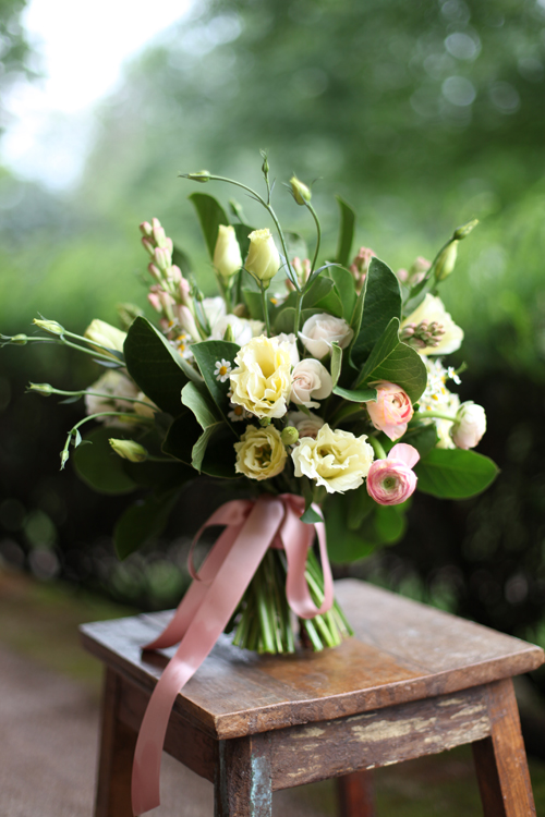 fragrant bridal bouquet by designer Janet Martineau of Floral Verde – Cincinnati, Ohio, with cream lisianthius, chamomile, White Majolica spray roses, tuberose, peach ranunculus and magnolia foliage, by Floral Verde LLC, Cincinnati Ohio wedding flower