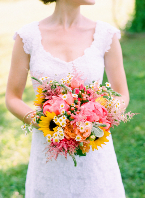 sunflower bridal bouquet, flowers by holly chapple, bluemont vineyard wedding